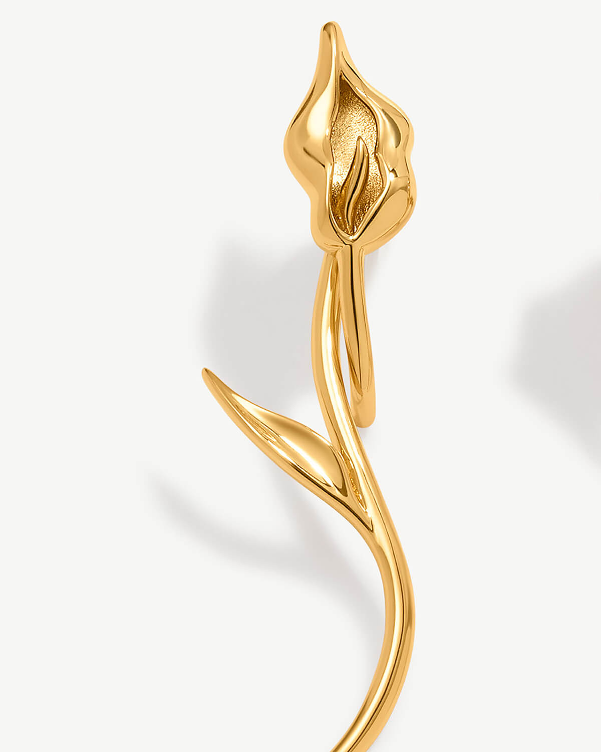 a gold brooch with a flower on it