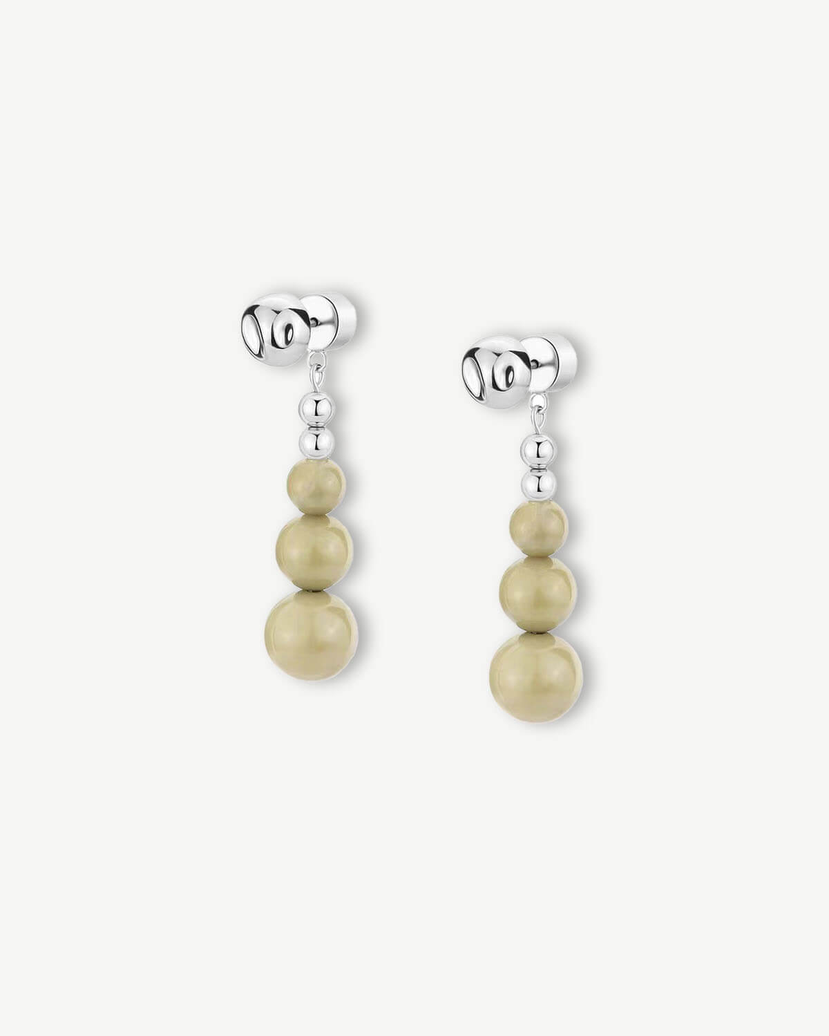 a pair of earrings with pearls hanging from them